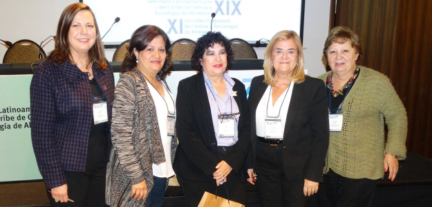 El Simposio sobre rotulacin fue otro de los puntos altos del encuentro. Gisela Kopper (Costa Rica), Omaris Vergara (Panam), Sara Valdez (Mxico), Susana Socolovsky (Argentina) y Teresa Pagano (Uruguay)