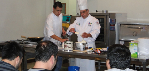 El maestro Nelson Buenda comparti sus conocimientos en el curso de heladera   