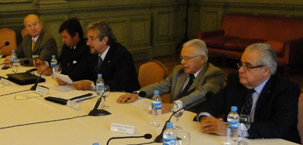 El acto inaugural estuvo a cargo del Presidente de FEPALE, Bernardo Macaya (centro), acompaado a su derecha por el Vicepresidente de FEPALE, Daniel Pelegrina y el Presidente del CIL Miguel Pauln y a su izquierda por el Presidente de la BCR, Ral R.