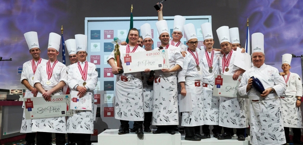 En el centro el equipo italiano ganador de la Copa del Mundo de la Pastelera