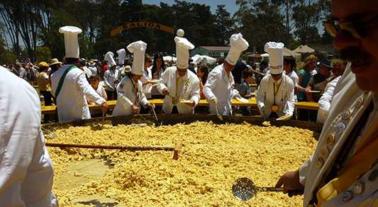 Una omelette gigante para celebrar el 131 aniversario de Pig